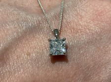 Ciondolo solitario diamante