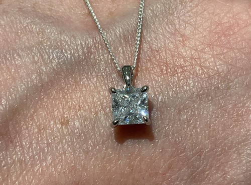 Ciondolo solitario diamante