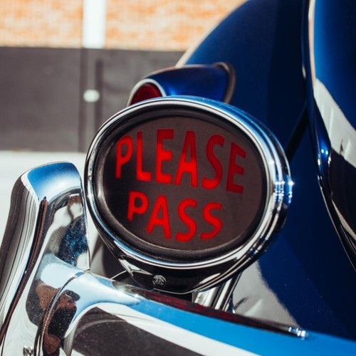 Insegna illuminata please - please, pass