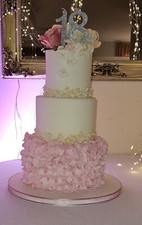 Torta finta di compleanno 3 Piani in pasta da  zucchero. Numero 18 non incluso