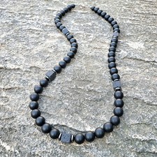 Collana di perle da uomo nera