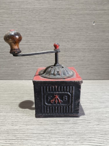 Antico macinino tre - macinino, spade