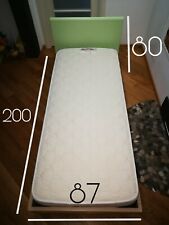 Lettino singolo in rovere sbiancato e testiera verde +rotelle by Moretti Compact