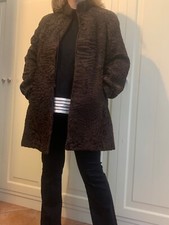 Pelliccia di Astracan marrone originale,nuova, taglio moderno a triangolo