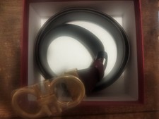 cintura Ferragamo donna in pelle color bordeaux e fibbia logo Ferragamo  dorata 