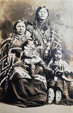 Famiglia indiana con coperte