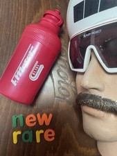 Bottiglia acqua rossa vintage