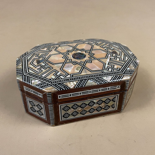 Middle eastern box - middle,