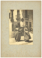 Italia, donne in costume