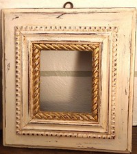 coppia di vecchie cornici in legno, una naturale, una laccata in bianco e oro 