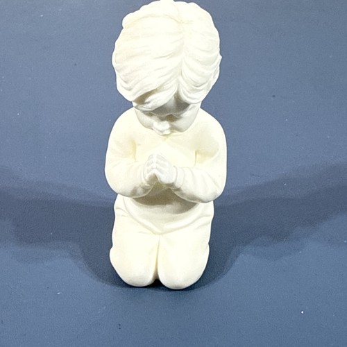 Statuina ragazzo inginocchiato