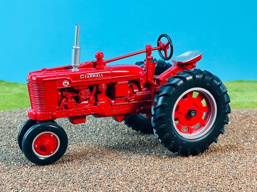 Ertl cormick farmall - ,