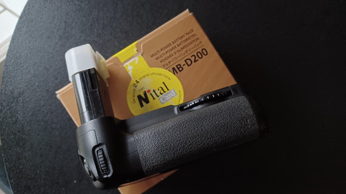 Nikon 200 - mb, d