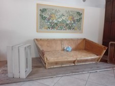 divano in vimini,  completo di sei cuscini a saponetta (forma) 