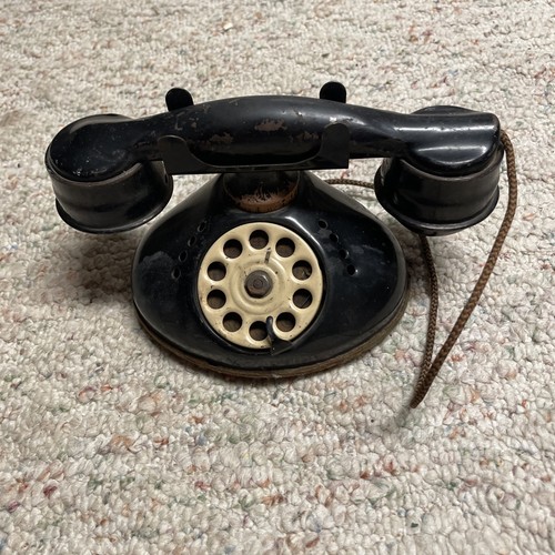 Antico telefono giocattolo