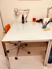 4 tavoli, 4 sedie ufficio, 3 lampade, 4 armadietti, 1 appendiabiti