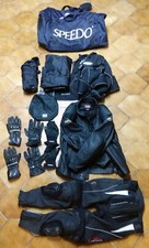 Giacca in pelle, pantaloni, 3 paia di guanti, scalda-collo, borse, cerata MOTO