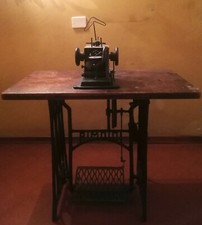 Antica macchina da cucire per pelle RIMOLDI, Mod. Stella, completa di tavolino