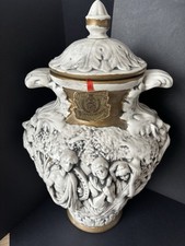 Vaso con basso rilievi, in