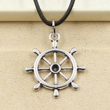 Collana nera con - , timone