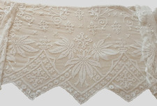 Antico Bordo in Filet a Modano Tovaglia d'Altare '900, croci e foglie, C. 1950