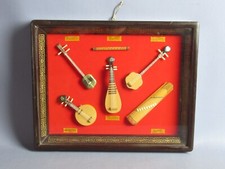Quadro bacheca miniature strumenti musicali in legno Giappone vintage XX Sec.