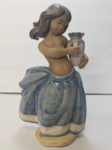 Statuina bambina contadina