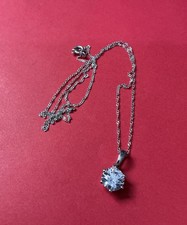 Elegante ciondolo solitario in