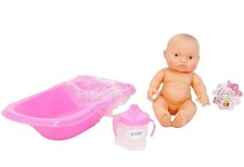 Bambino con vasca da bagno