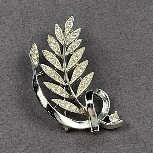 Spilla vintage firmata bianca