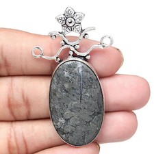 Collana con gioielli fatti a