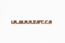 La Marzocco scritta in legno