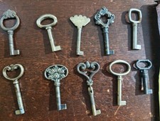 10 CHIAVI IN OTTONE PER MOBILI ANTICHI - VINTAGE -
