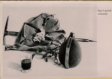 48905u vecchia cartolina di alpinismo piccozza ramponi zaino e borraccia
