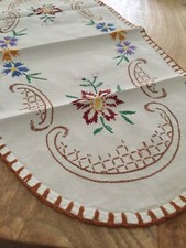 Centro tavolo ovale fatto di ricamo a mano ed orlo ad uncinetto a mano Vintage 