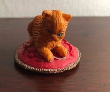 M.E.G. 1994 MEG Giocattolo PVC Gattino Gatto Figura Cucciolo My Pocket Gatto Rosso su Cuscino Rosso
