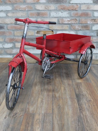 Triciclo rosso stile vintage