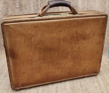 Valigetta in pelle con cintura