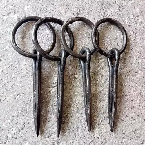 Antico anello battuto