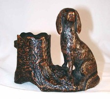 Porta fiammiferi vintage in legno duro intagliato, dipinto e laccato cane davanti all'albero