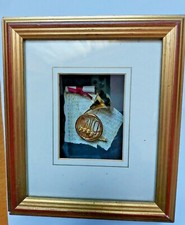 Quadro tridimensionale con corno strumento musicale in miniatura