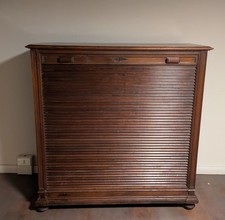 Mobile antico in noce massiccio con serrandina