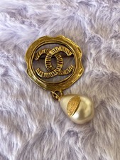 Broche doré CHANEL Collection Automne/Hiver 1994-1995 bijoux 