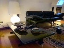 divano  2 posti in pelle Frau Overture con tavolo granito nero Africa e pouf