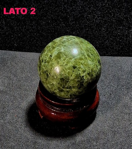 Rara sfera di - ►, vesuvianite