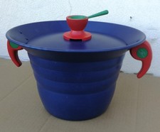 Pentola blu “Sally” dell’Accademia Lagostina design Gianfranco Gasparini 1990/99