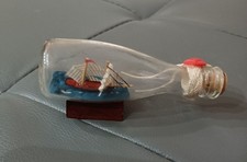 Piccola nave in bottiglia di vetro decorativa