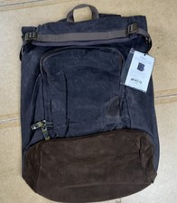 Zaino nuovo con etichette