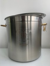 Una grande casseruola in