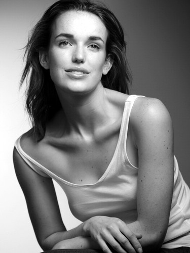 V2563 elizabeth henstridge - elizabeth,
